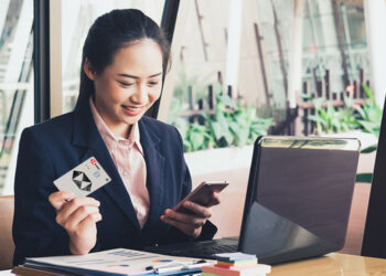 Cà thẻ lấy tiền mặt HSBC: Hướng dẫn, điều kiện và lợi ích 2023