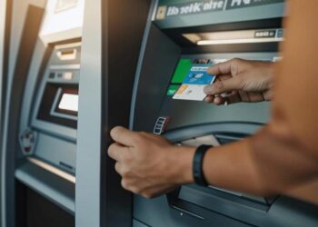 Rút tiền mặt thẻ tín dụng tại ATM nhanh chóng.