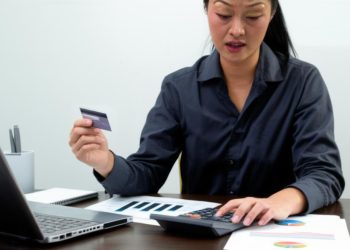 Tính toán nợ thẻ tín dụng, căng thẳng tài chính